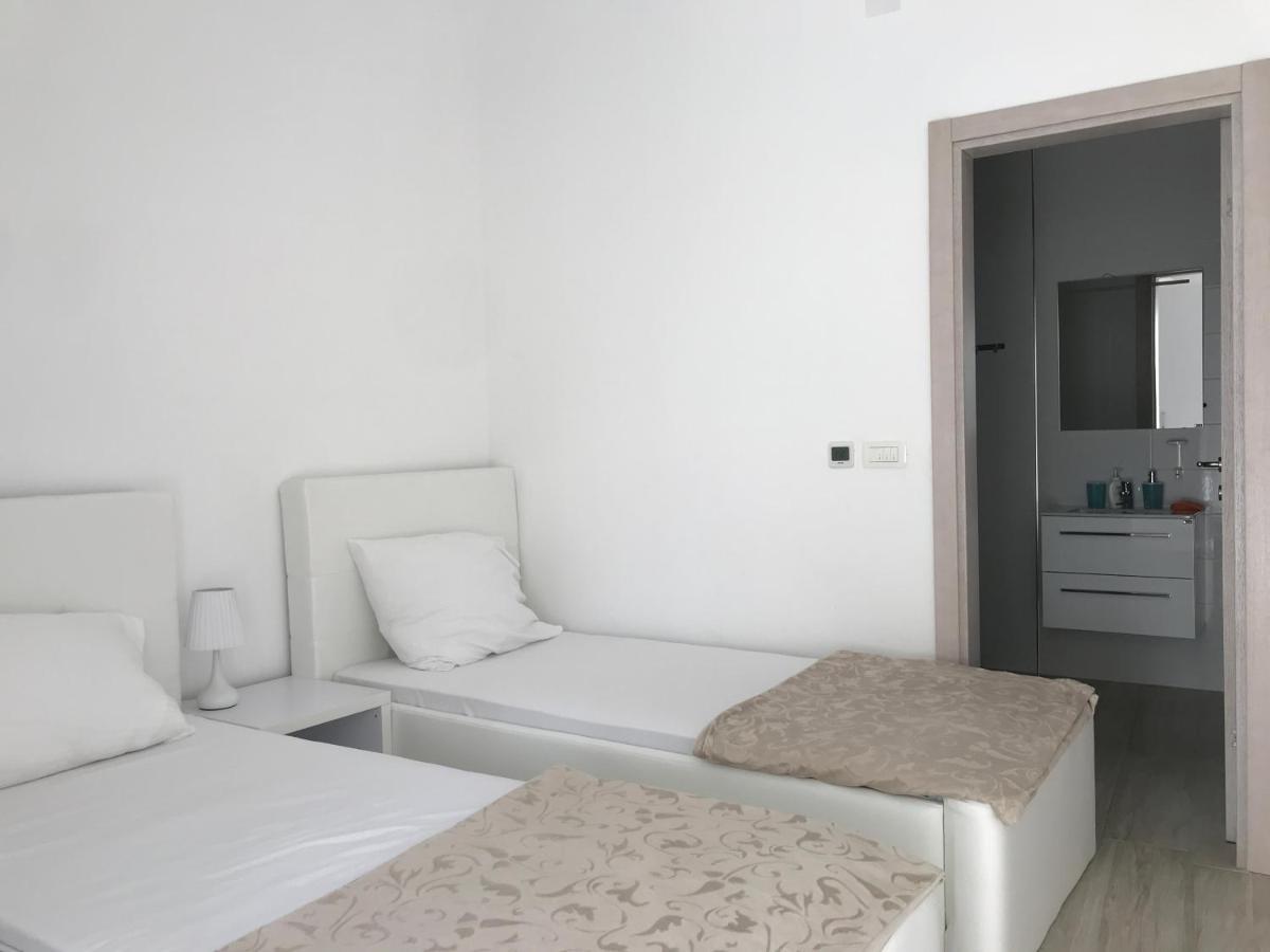 First Line Of The Sea 1 Apartment Dobra Voda Ngoại thất bức ảnh